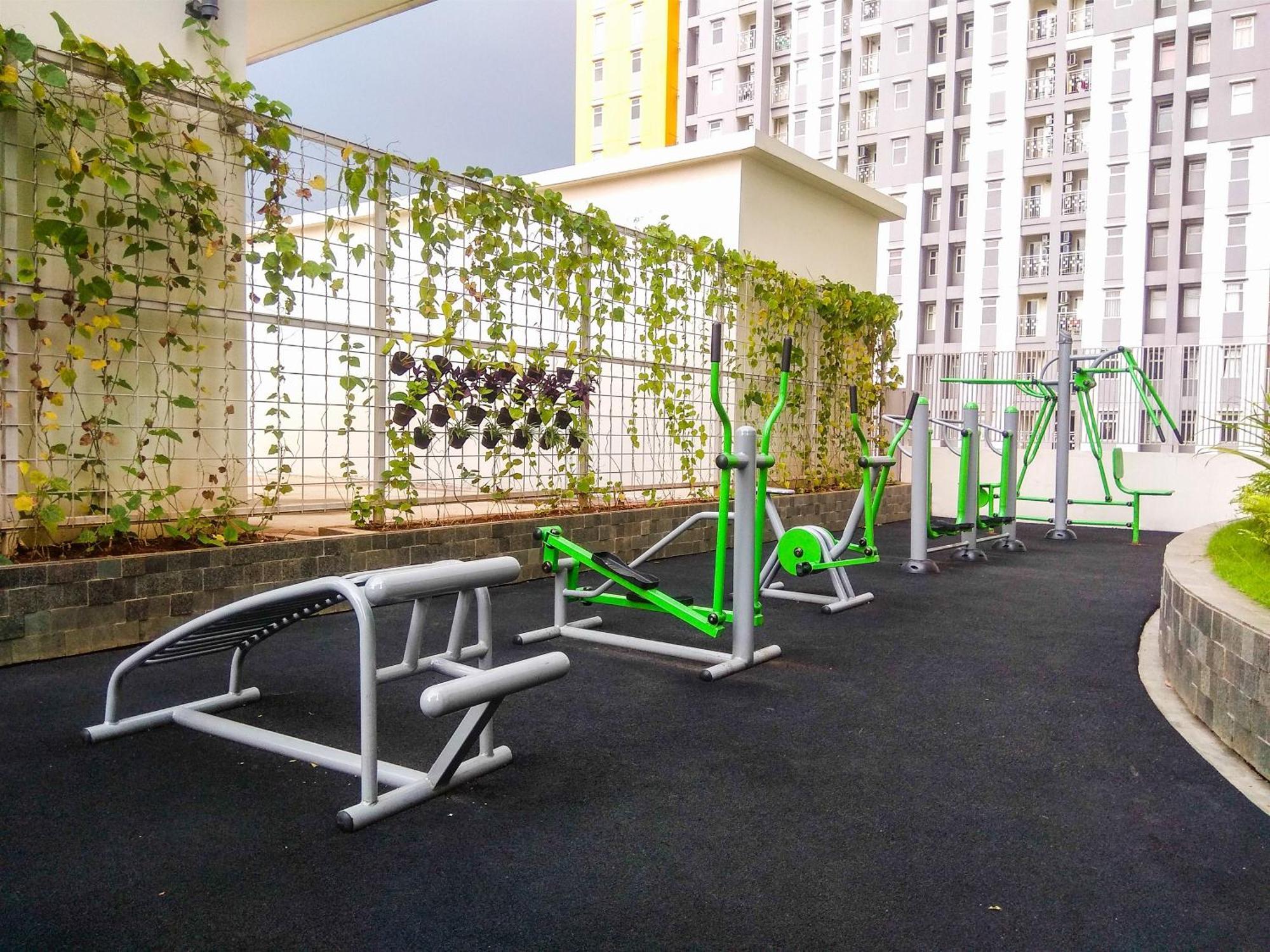 And Comfy 2br Springlake Near Summarecon By Travelio Apartemen